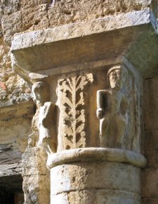 Particolare del capitello all’ingresso della Colleggiata della Badia a Conèo (22250 bytes)